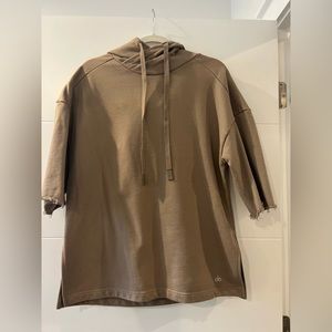Alo yoga hoodie with cropped sleeves. Slits on side. Slightly worn. No damage.